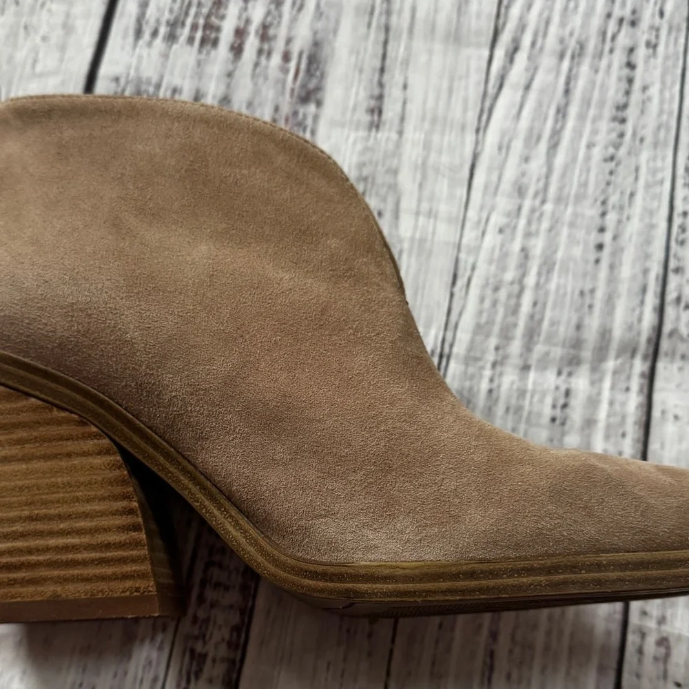 Vince Camuto Ginsel Suede Booties Taupe 8 M EUC